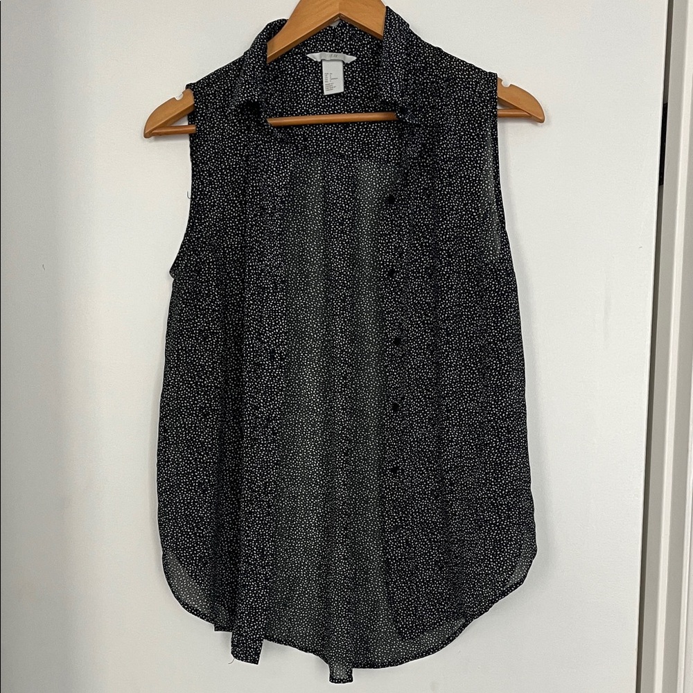 H&M Black and White Sleeveless Button Down Shirt
